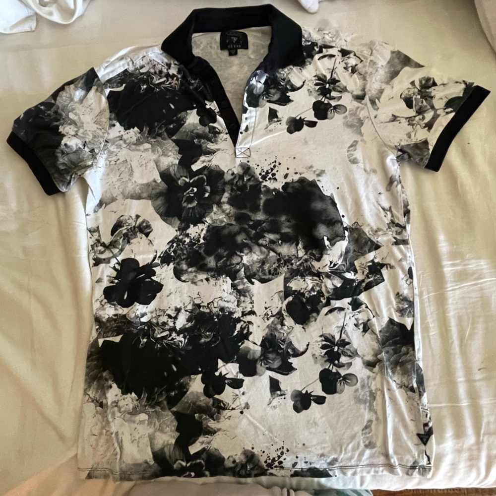 Black and white floral guess Tee